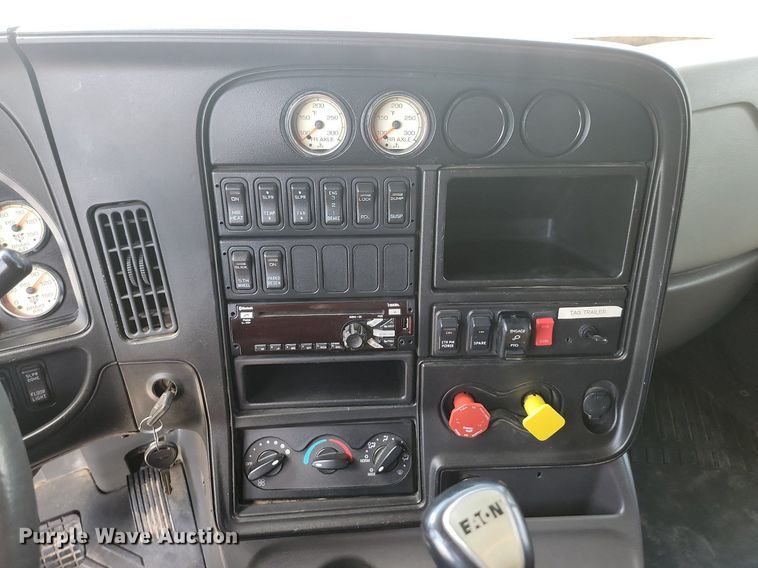 image for item LQ9057 2015 International ProStar  semi truck