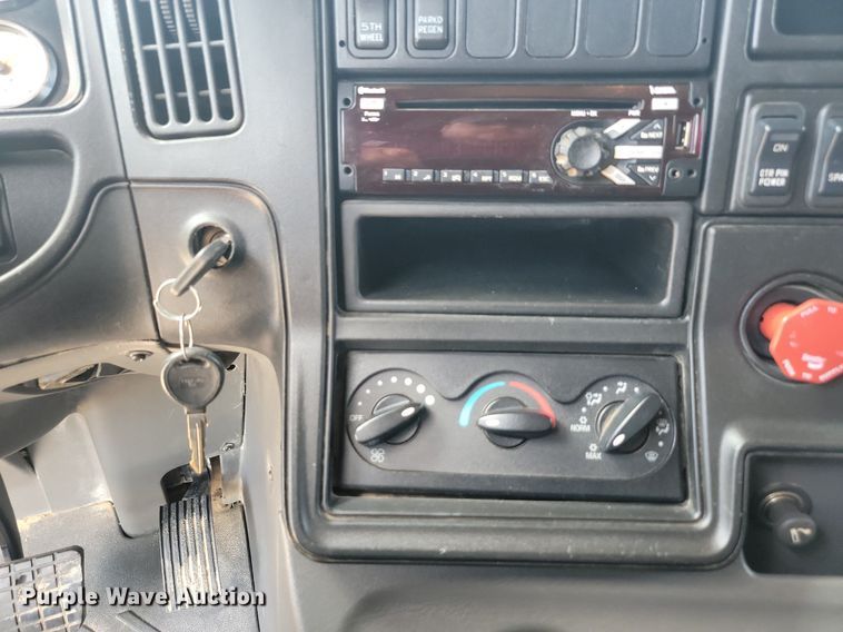 image for item LQ9057 2015 International ProStar  semi truck