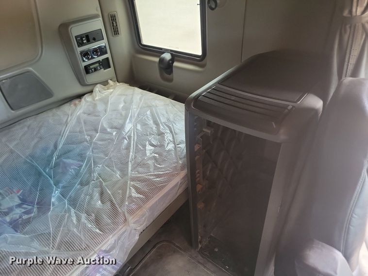 image for item LQ9057 2015 International ProStar  semi truck