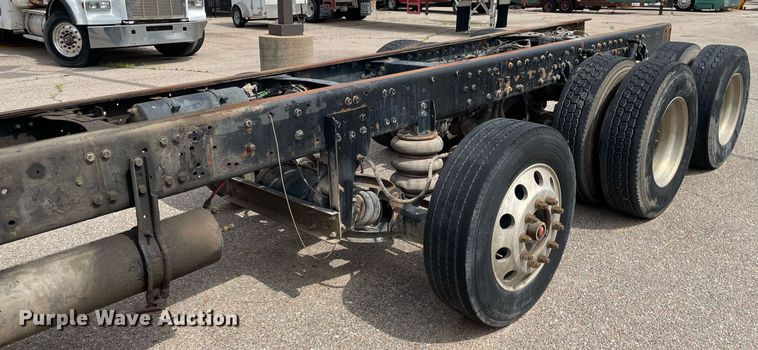 image for item LS9361 2005 Sterling L9500  truck cab and chassis