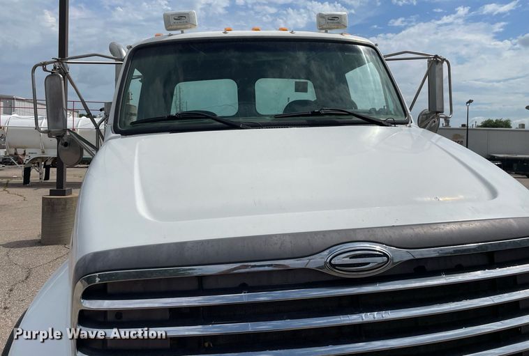 image for item LS9361 2005 Sterling L9500  truck cab and chassis