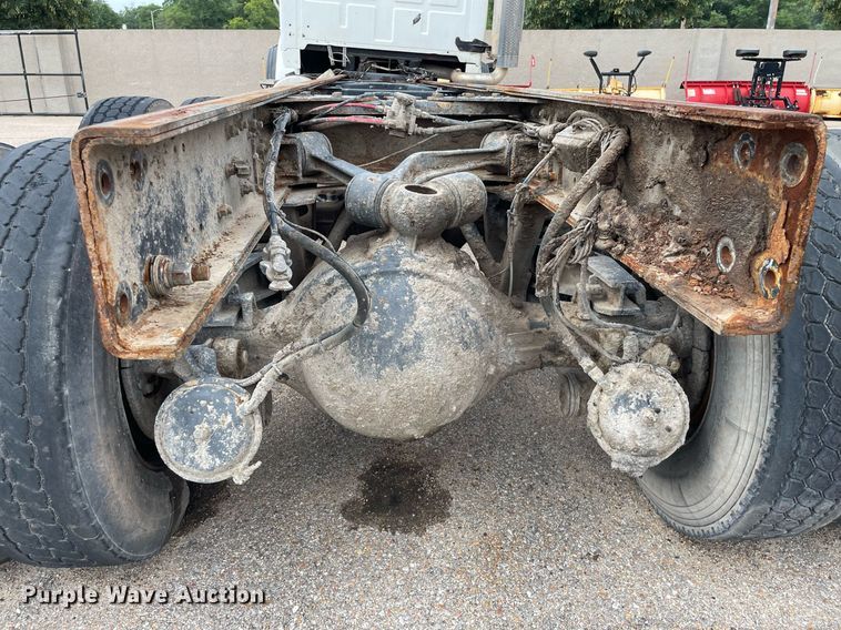 image for item LS9361 2005 Sterling L9500  truck cab and chassis