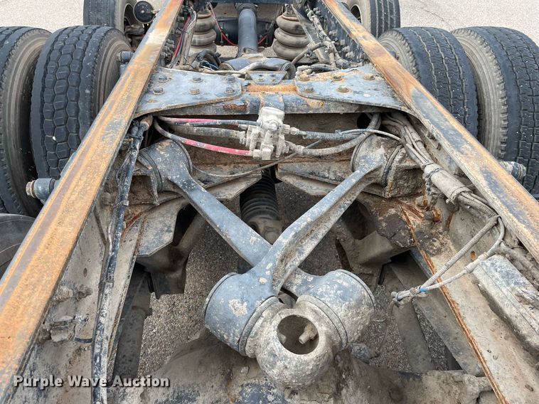 image for item LS9361 2005 Sterling L9500  truck cab and chassis