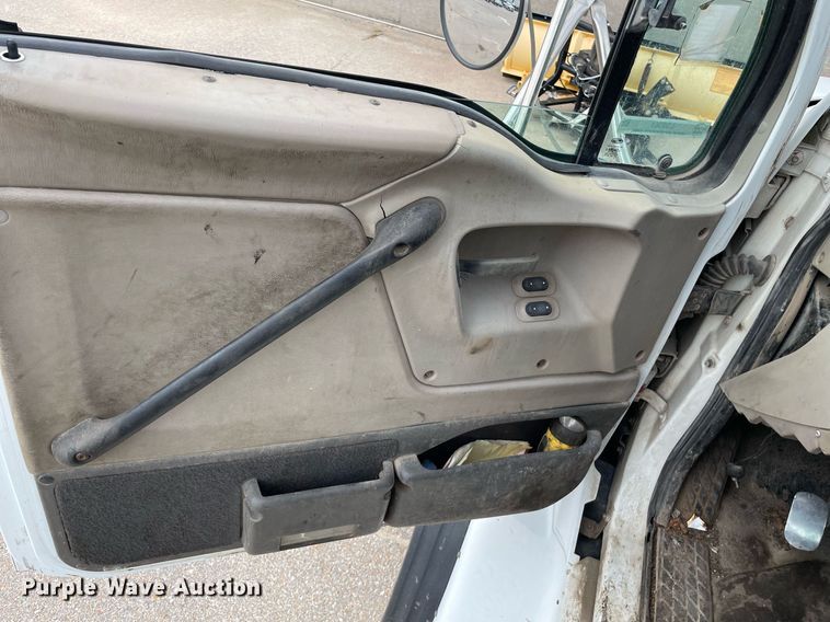 image for item LS9361 2005 Sterling L9500  truck cab and chassis