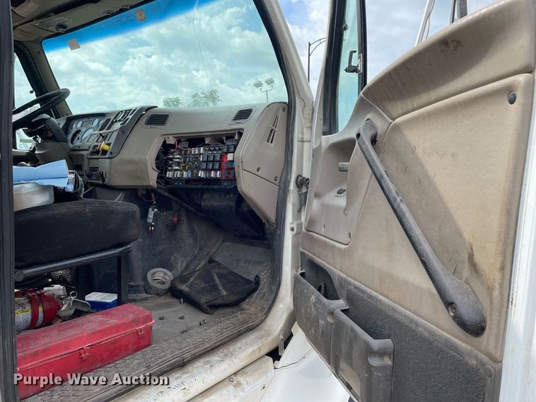 image for item LS9361 2005 Sterling L9500  truck cab and chassis