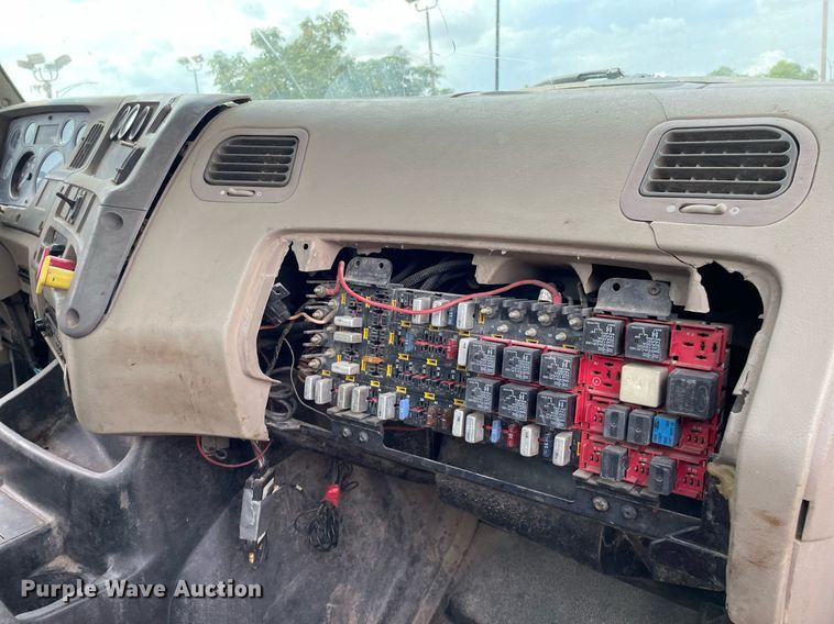 image for item LS9361 2005 Sterling L9500  truck cab and chassis