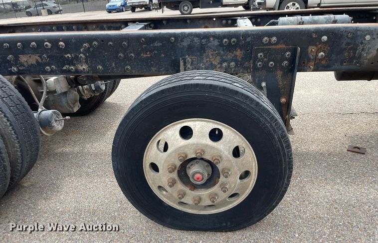 image for item LS9361 2005 Sterling L9500  truck cab and chassis