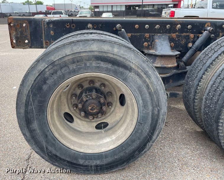 image for item LS9361 2005 Sterling L9500  truck cab and chassis