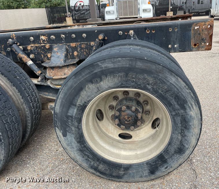 image for item LS9361 2005 Sterling L9500  truck cab and chassis