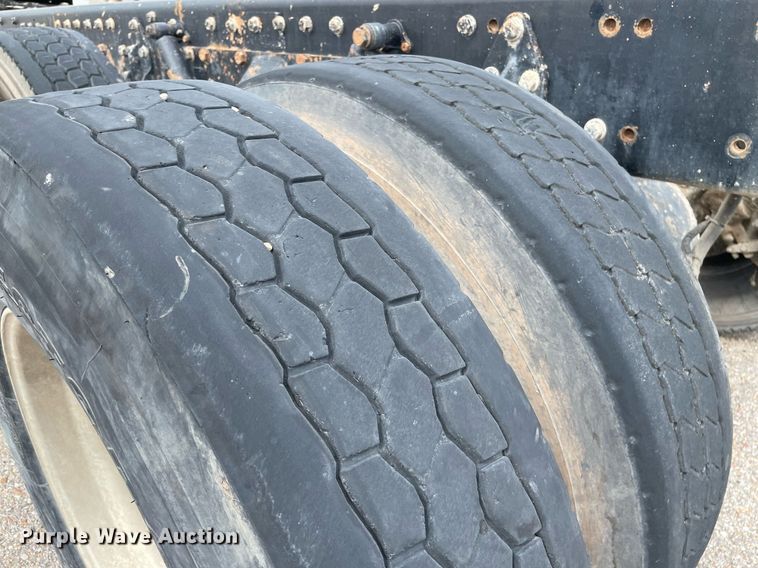 image for item LS9361 2005 Sterling L9500  truck cab and chassis