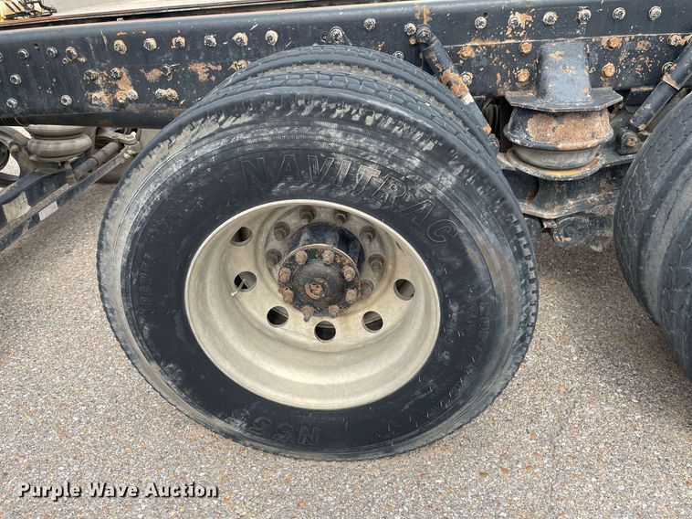 image for item LS9361 2005 Sterling L9500  truck cab and chassis