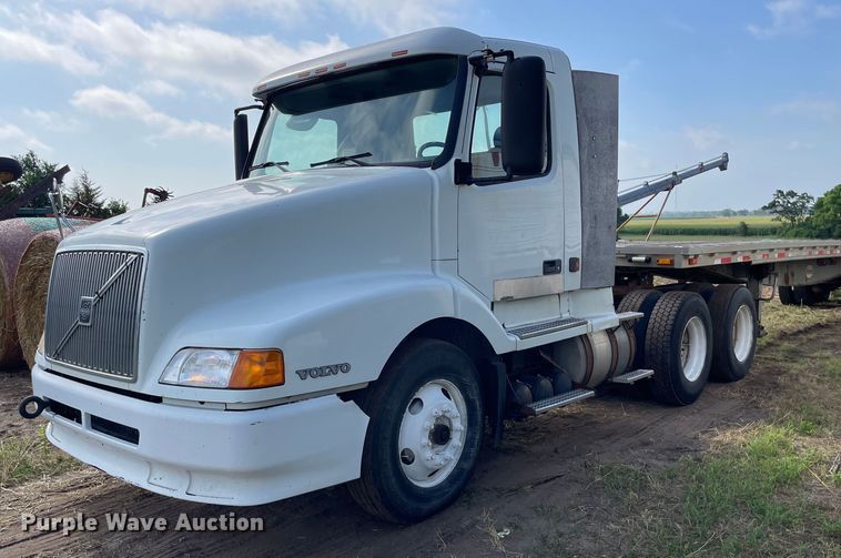 image for item LS9446 1998 Volvo VNL64T  semi truck