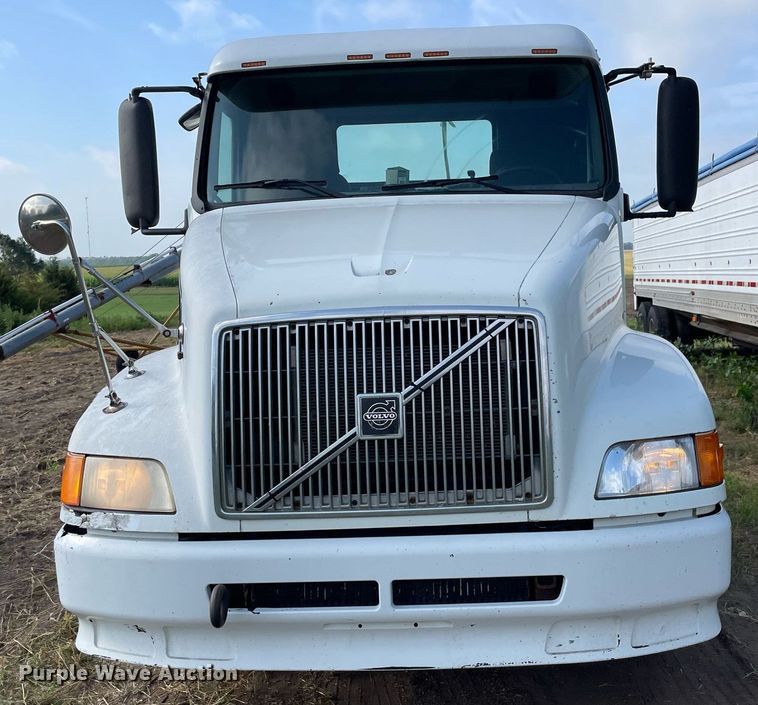 image for item LS9446 1998 Volvo VNL64T  semi truck