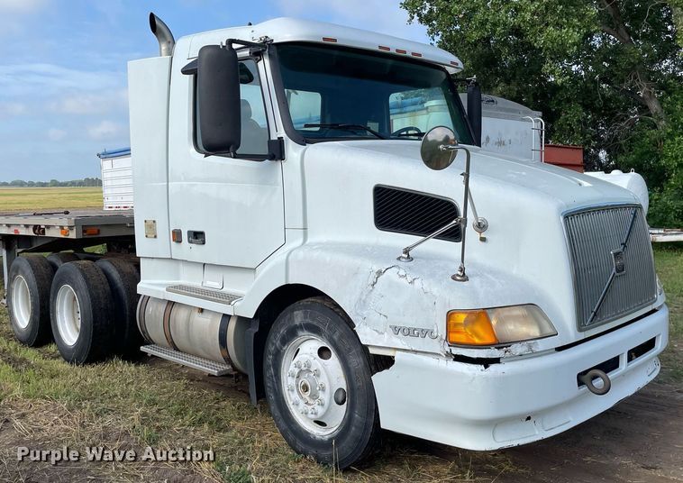 image for item LS9446 1998 Volvo VNL64T  semi truck