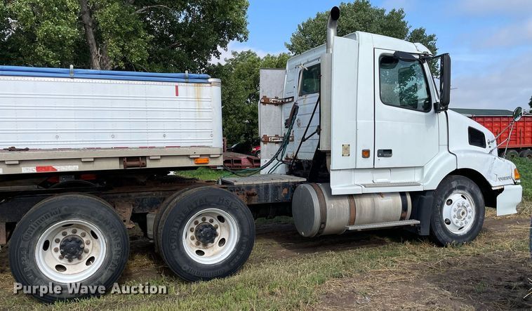 image for item LS9446 1998 Volvo VNL64T  semi truck