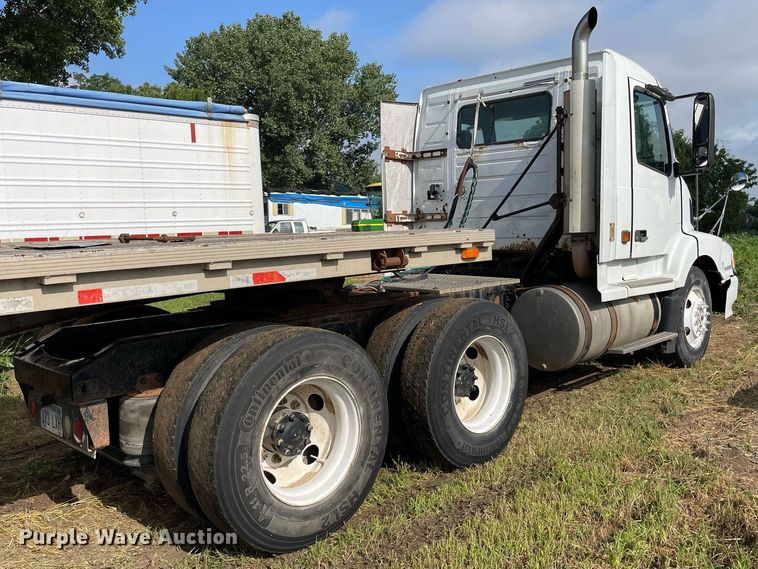 image for item LS9446 1998 Volvo VNL64T  semi truck