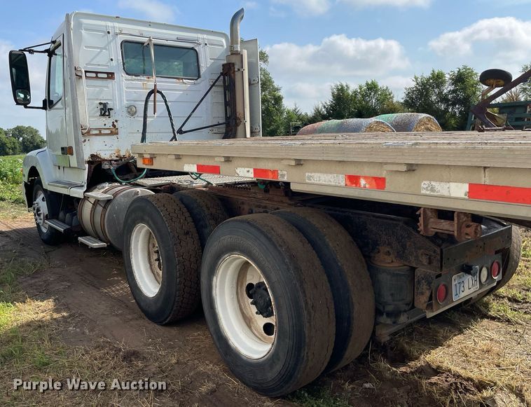 image for item LS9446 1998 Volvo VNL64T  semi truck