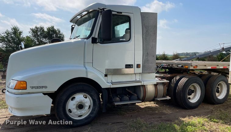 image for item LS9446 1998 Volvo VNL64T  semi truck