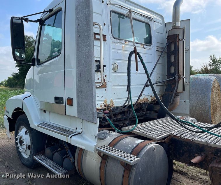 image for item LS9446 1998 Volvo VNL64T  semi truck