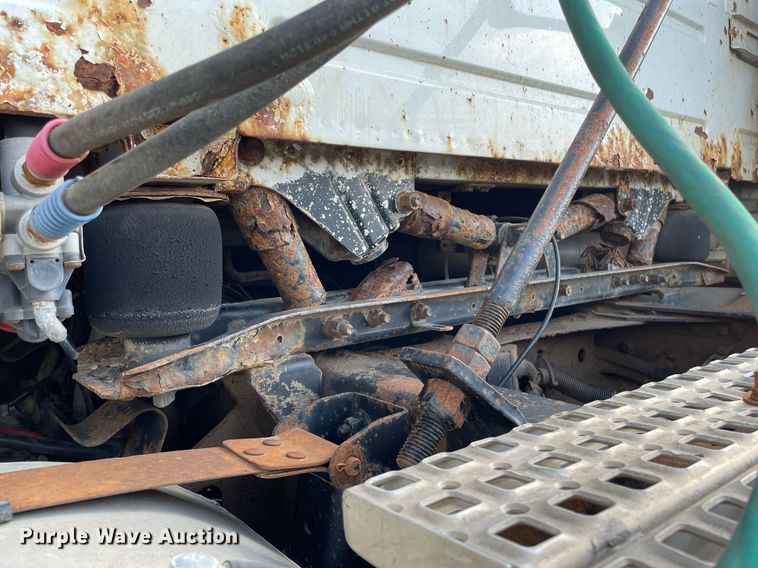 image for item LS9446 1998 Volvo VNL64T  semi truck