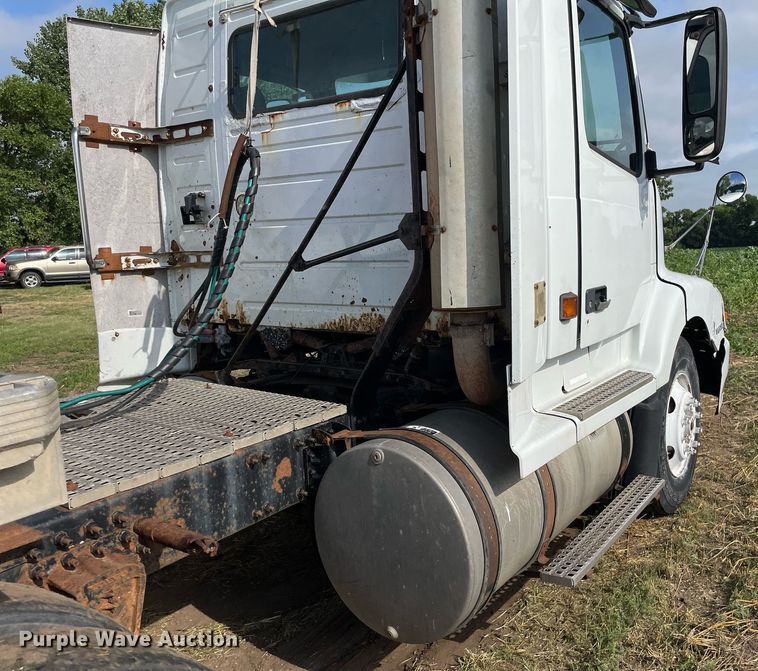 image for item LS9446 1998 Volvo VNL64T  semi truck