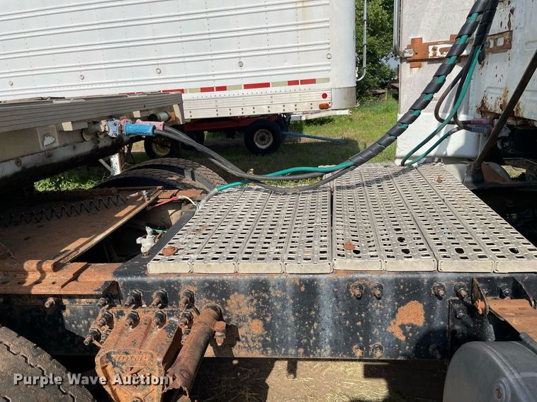 image for item LS9446 1998 Volvo VNL64T  semi truck