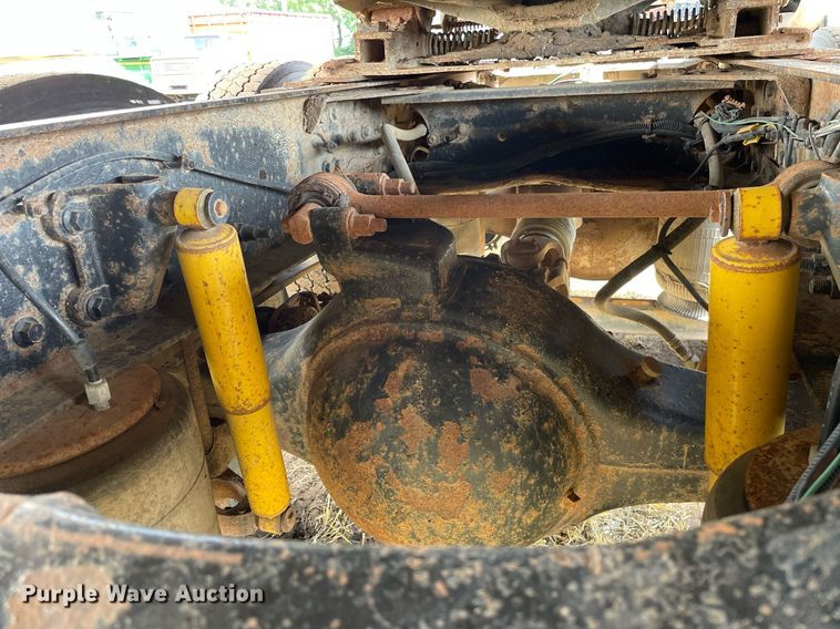 image for item LS9446 1998 Volvo VNL64T  semi truck