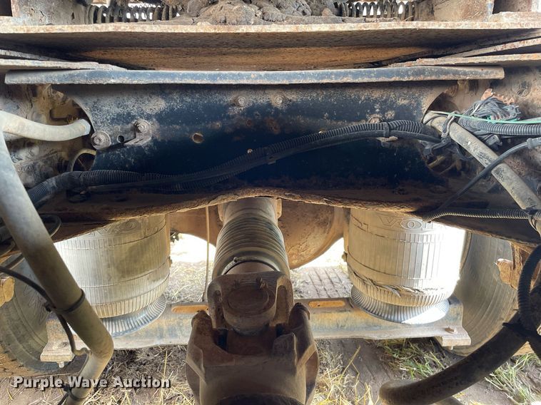 image for item LS9446 1998 Volvo VNL64T  semi truck