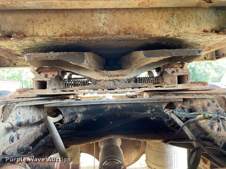 image for item LS9446 1998 Volvo VNL64T  semi truck