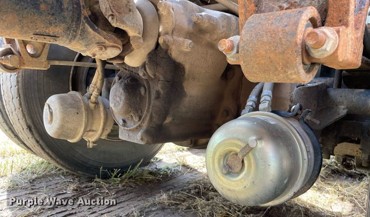 image for item LS9446 1998 Volvo VNL64T  semi truck