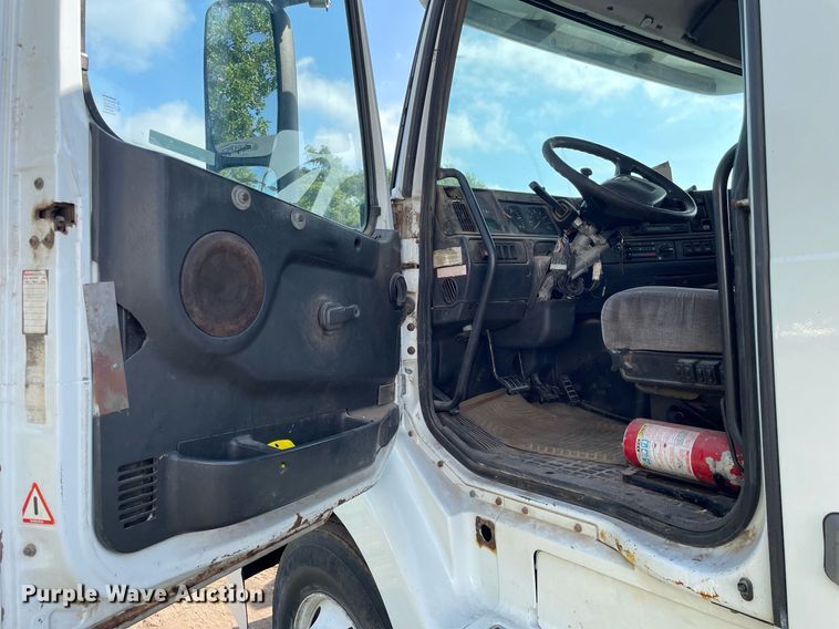 image for item LS9446 1998 Volvo VNL64T  semi truck