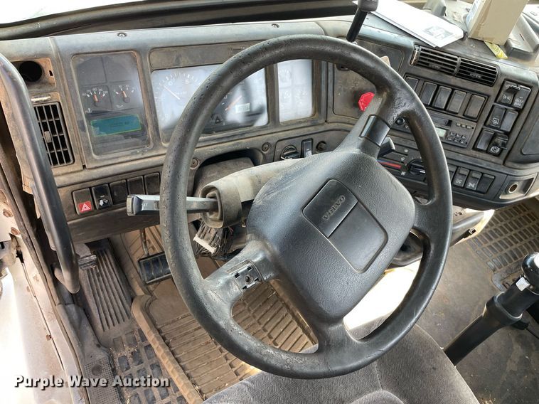 image for item LS9446 1998 Volvo VNL64T  semi truck