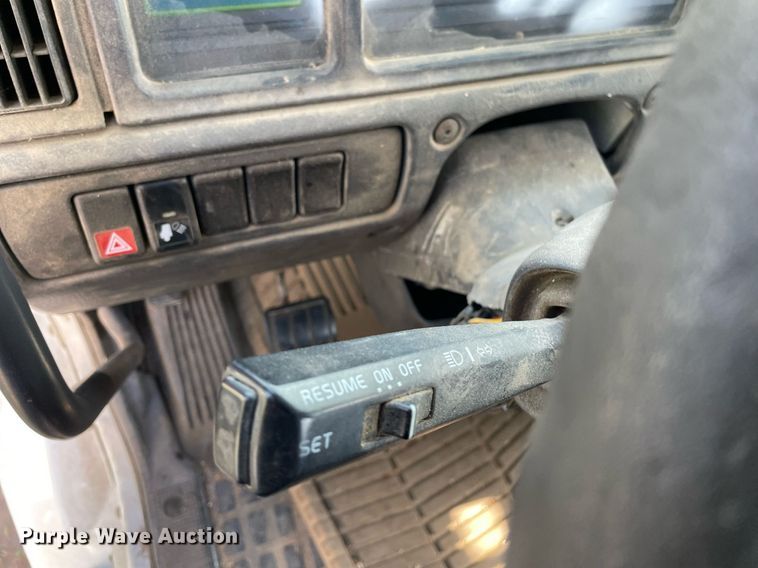 image for item LS9446 1998 Volvo VNL64T  semi truck