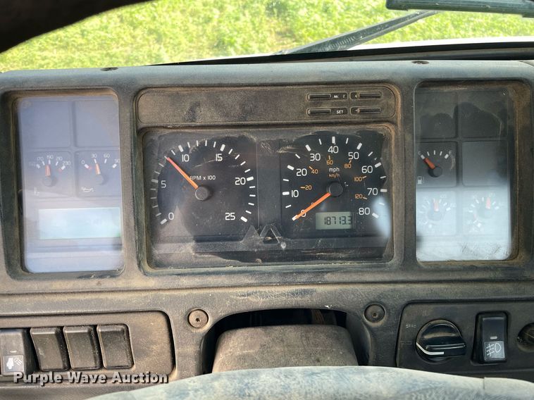 image for item LS9446 1998 Volvo VNL64T  semi truck