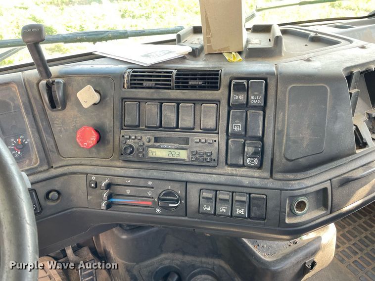 image for item LS9446 1998 Volvo VNL64T  semi truck