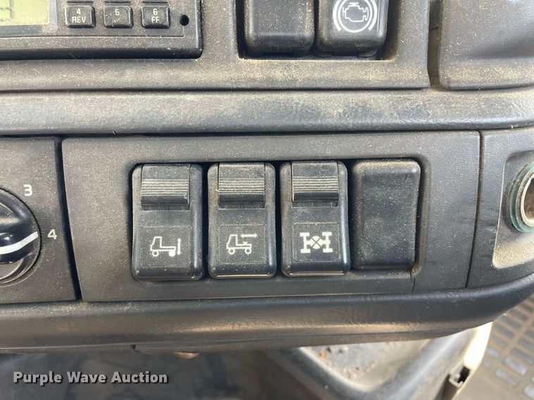 image for item LS9446 1998 Volvo VNL64T  semi truck