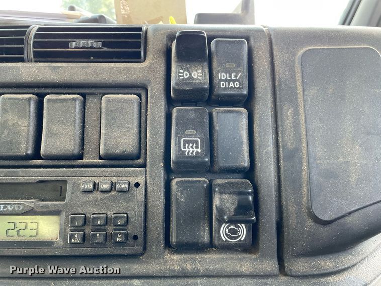 image for item LS9446 1998 Volvo VNL64T  semi truck