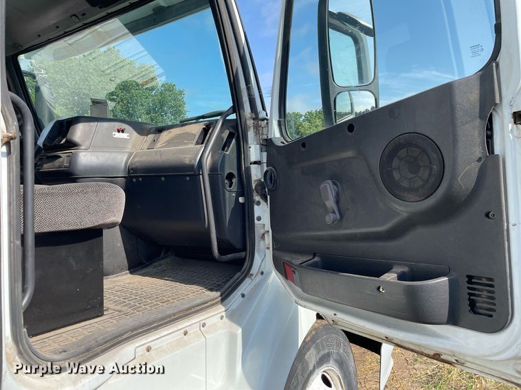 image for item LS9446 1998 Volvo VNL64T  semi truck