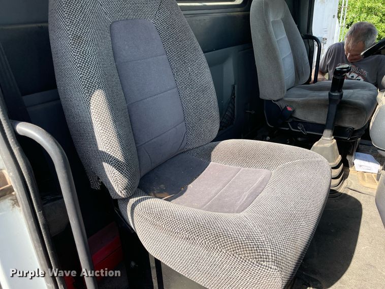 image for item LS9446 1998 Volvo VNL64T  semi truck