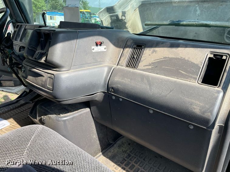 image for item LS9446 1998 Volvo VNL64T  semi truck