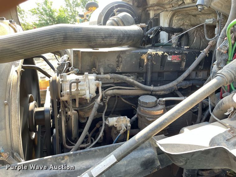 image for item LS9446 1998 Volvo VNL64T  semi truck