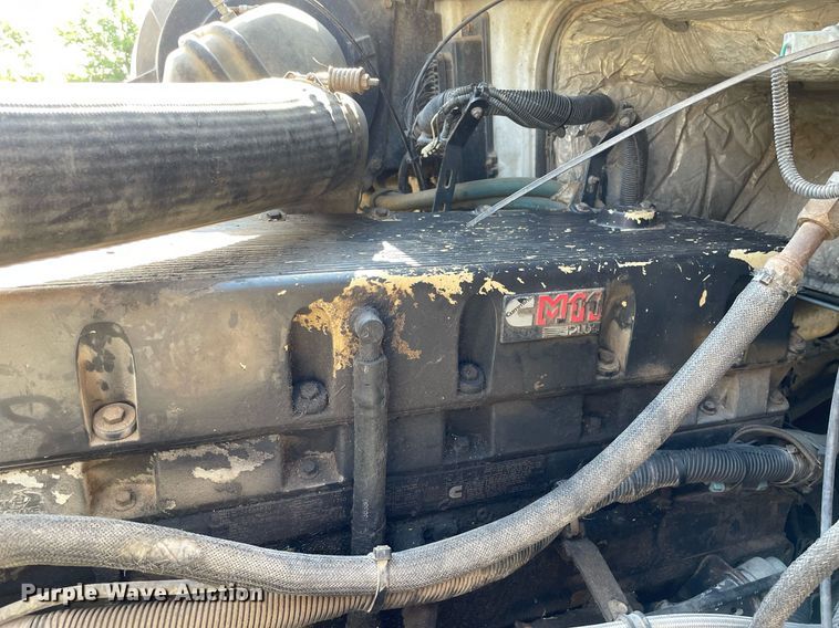 image for item LS9446 1998 Volvo VNL64T  semi truck