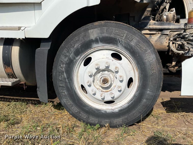 image for item LS9446 1998 Volvo VNL64T  semi truck