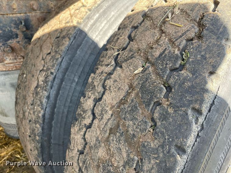 image for item LS9446 1998 Volvo VNL64T  semi truck