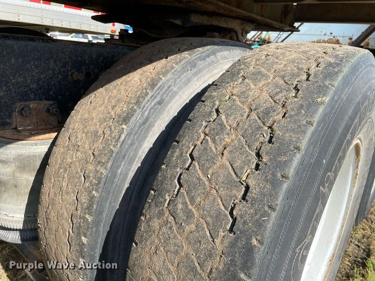 image for item LS9446 1998 Volvo VNL64T  semi truck