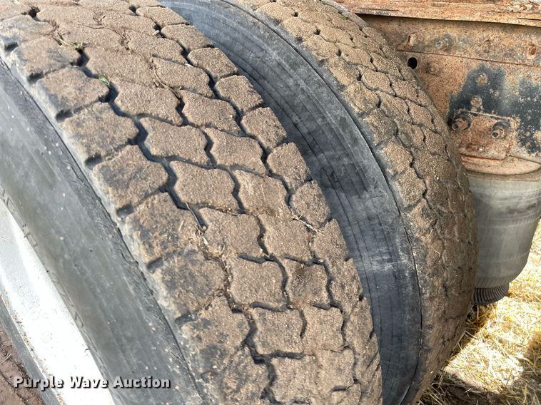 image for item LS9446 1998 Volvo VNL64T  semi truck