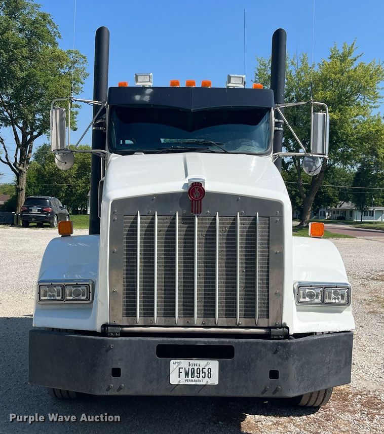 image for item MG9380 2009 Kenworth T800  semi truck