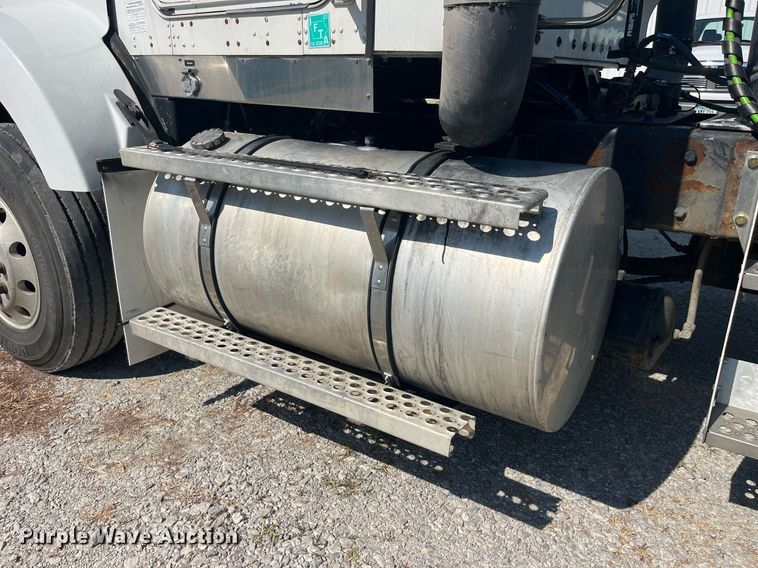 image for item MG9380 2009 Kenworth T800  semi truck