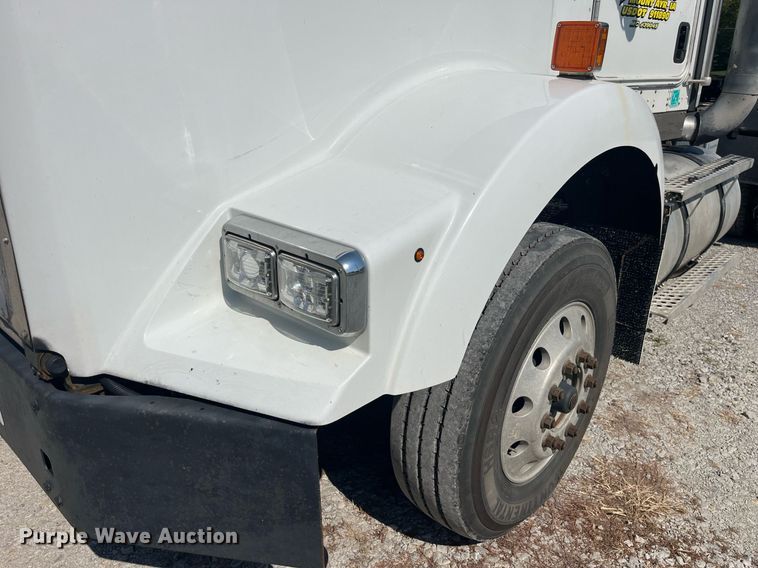 image for item MG9380 2009 Kenworth T800  semi truck