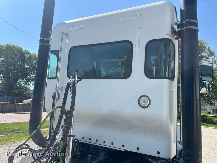 image for item MG9380 2009 Kenworth T800  semi truck